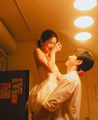 Người Thứ Ba Không Nắm Tay